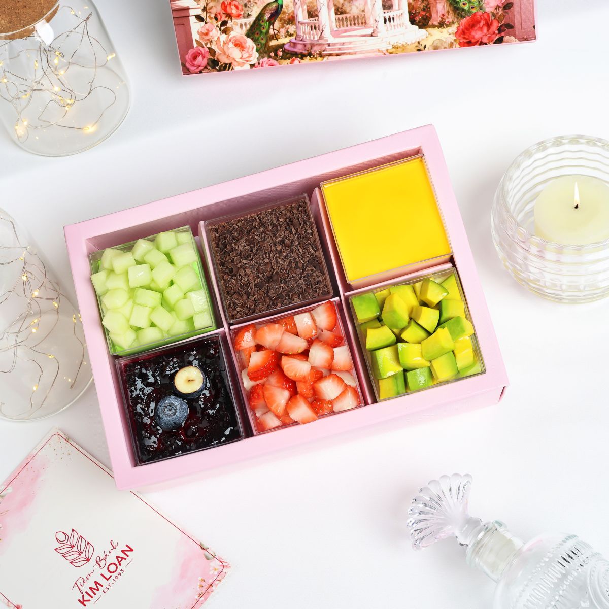Hộp Bliss Box 6 vị kết hợp nhiều bánh mousse mini với hương vị đa dạng, phù hợp làm quà tặng 20/10 cho những người phụ nữ thân yêu.