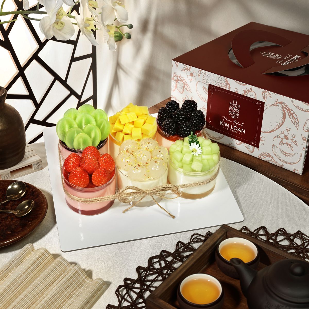 Bánh mousse dâu tây, mousse xoài và mousse mâm xôi phủ trái cây tươi