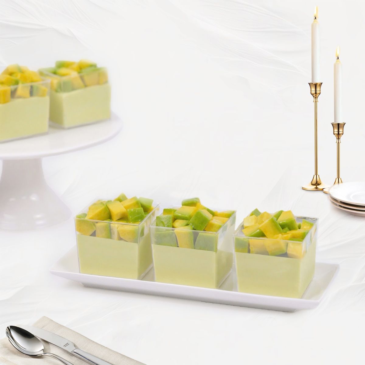 Mousse mini dạng ly tại Tiệm Bánh Kim Loan với 12 hương vị gồm dưa lưới, xoài, dâu tây, matcha, chanh dây, socola, tiramisu phô mai, bơ, bưởi hồng, việt quất, dừa dứa và táo xanh, phù hợp phục vụ Tea Break và sự kiện.